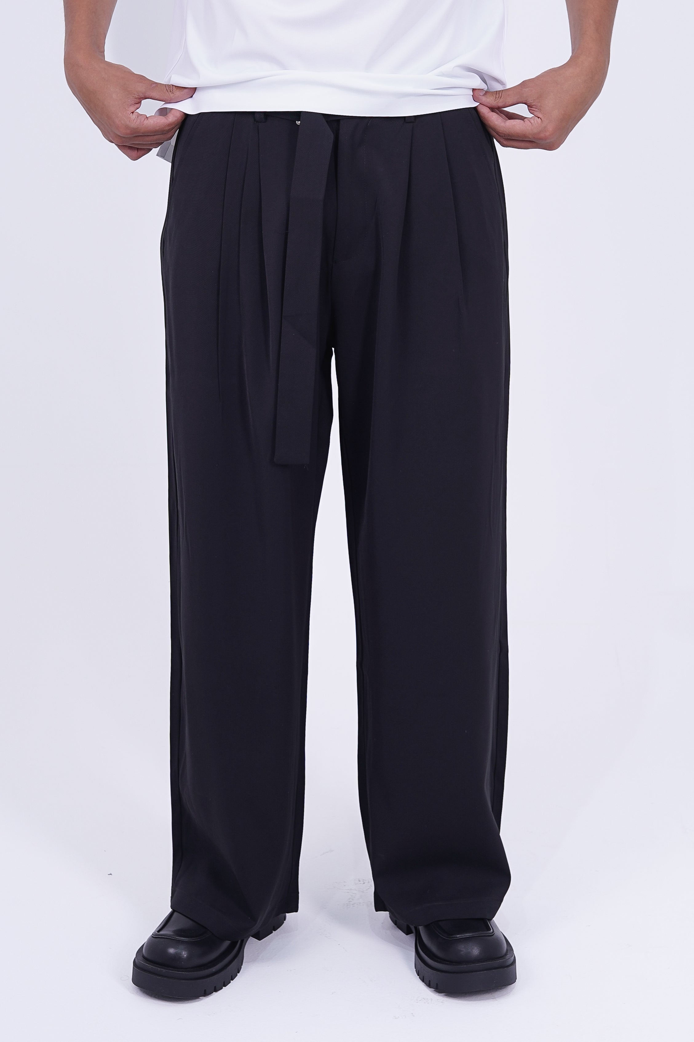 The Belted Wide-Leg Trouser Black