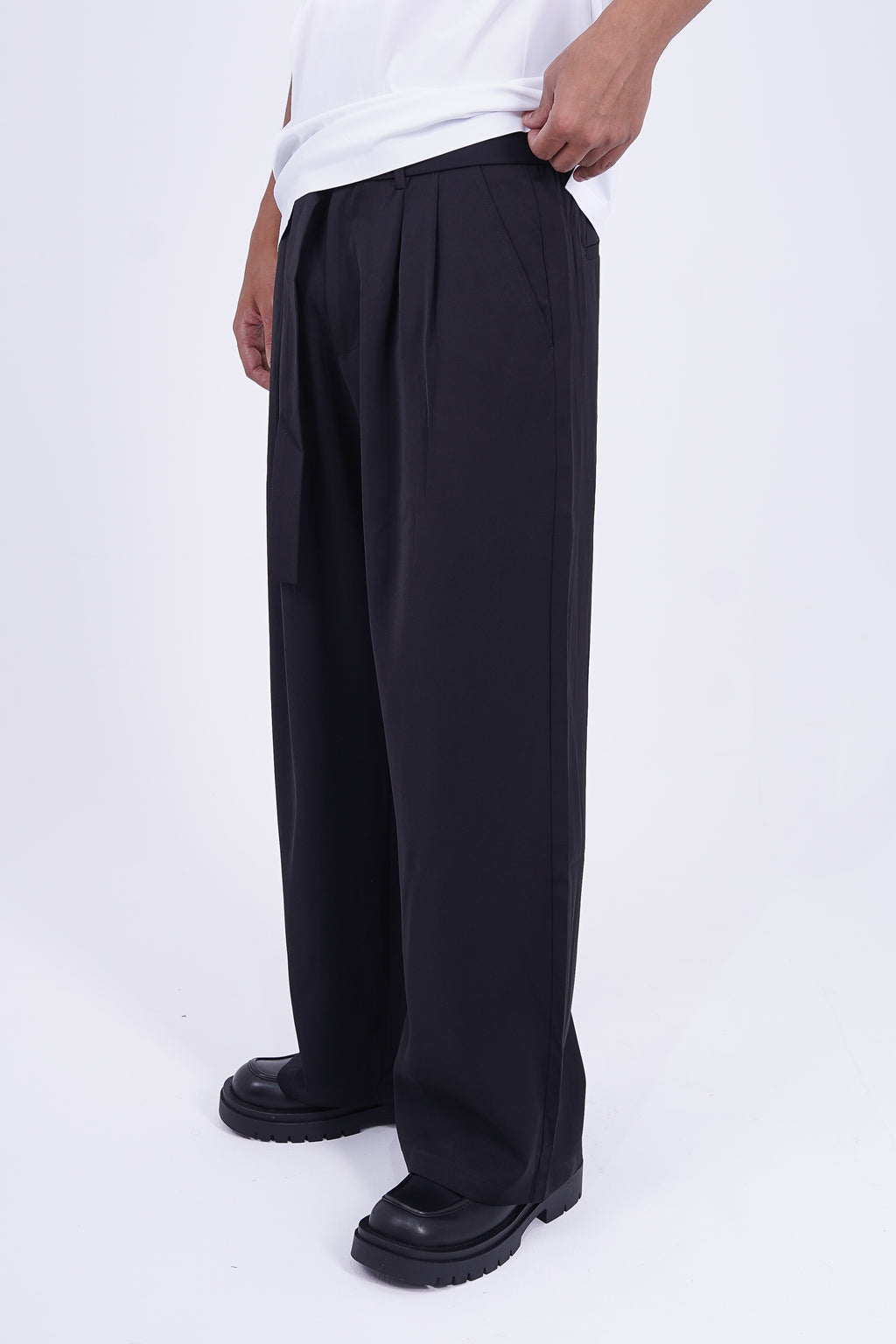 The Belted Wide-Leg Trouser Black