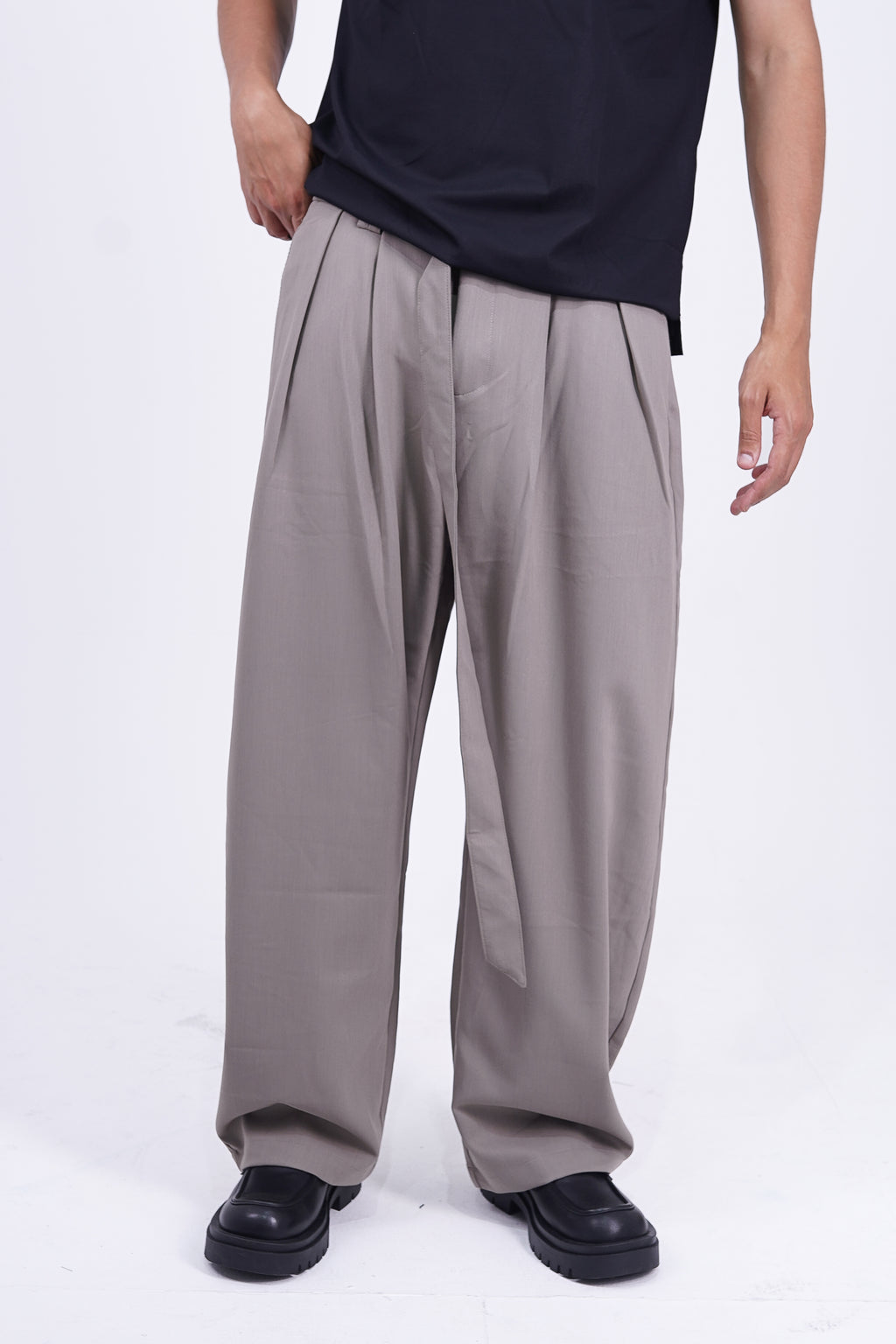 The Belted Wide-Leg Trouser Light Gray